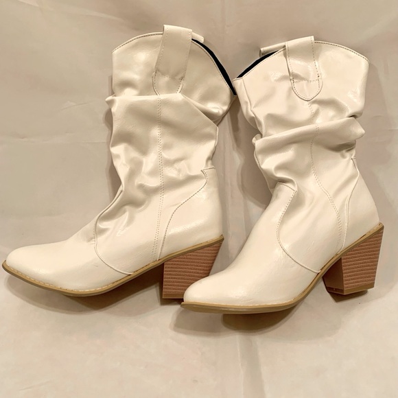 Shoes - Unlabeled white leather block heeled scrunch boots. Size Women’s Euro 40/US 9